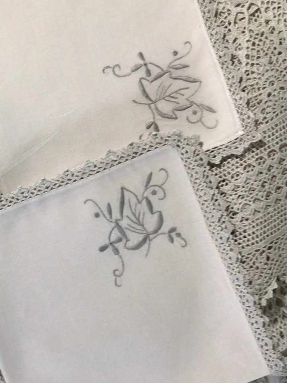 Vintage SWL Linnette 13-Piece Hand-Made Oval Tablecloth Set